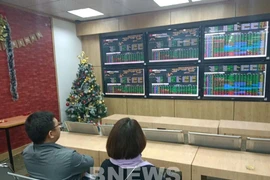 Investors monitor the development of the stock market at MB Securities JSC (Photo: VNA)