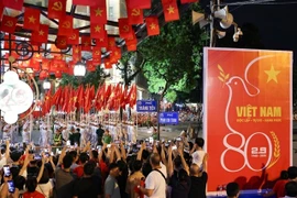 People gather to watch full-dress rehearsal for National Day celebrations. (Photo: VNA) 