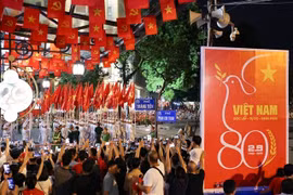 People gather to watch full-dress rehearsal for National Day celebrations. (Photo: VNA) 