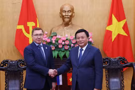 Politburo member Nguyen Xuan Thang, President of the Ho Chi Minh National Academy of Politics and Chairman of the Central Theory Council (R) and Vladimir Yakushev, Secretary of the General Council of the United Russia Party (URP) and First Vice Chairman of the Federation Council of the Russian Federal Assembly (Photo: VNA)