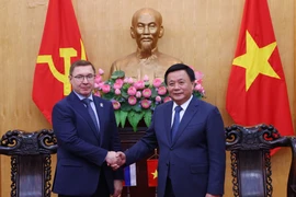 Politburo member Nguyen Xuan Thang, President of the Ho Chi Minh National Academy of Politics and Chairman of the Central Theory Council (R) and Vladimir Yakushev, Secretary of the General Council of the United Russia Party (URP) and First Vice Chairman of the Federation Council of the Russian Federal Assembly (Photo: VNA)