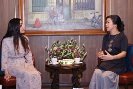 Madame Ngo Phuong Ly (R) hosts a reception for Leyla Aliyeva, Vice President of Azerbaijan’s Heydar Aliyev Foundation, in Hanoi on April 22. (Photo: VNA)