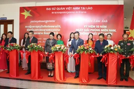 A photo exhibition commemorating the 50th anniversary of the liberation of the South and national reunification (April 30) opens in Vientiane on April 22. (Photo: VNA)