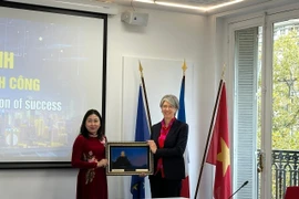 Permanent Deputy Secretary of Ninh Binh province's Party Committee Dinh Thi Lua (L) and MEDEF International Deputy CEO General Géraldine Lemblé (Photo: VNA)