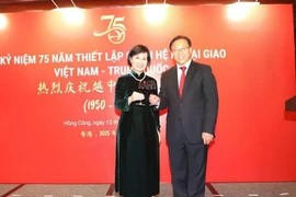 Vietnamese Consul General Le Duc Hanh (L) and Commissioner of the Chinese Ministry of Foreign Affairs in Hong Kong Cui Jianchun at the celebration (Photo: VNA)