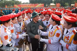 Prime Minister Pham Minh Chinh meets with parade soldiers in Bien Hoa city, Dong Nai province. (Photo: VNA)