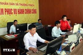 Officials of Thuong Trach commune's Public Administration Centre in Quang Tri province make concerted efforts to promote digital transformation and build an e-administration system. (Photo: VNA)