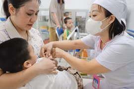 A measles vaccination campaign is being carried out in the capital city of Hanoi. (Photo: VNA)