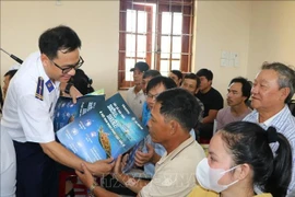 The Command of Coast Guard Region 2 hands out the IUU fishing leaflets to fishermen to Quang Ngai province. (Photo: VNA)