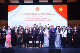 Party General Secretary To Lam (front, fifth from right), Speaker of the House of Regional Representatives of Indonesia Sultan Bachtiar Najamudin (front, seventh from right) and artists at the concert. (Photo: VNA)