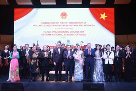 Party General Secretary To Lam (front, fifth from right), Speaker of the House of Regional Representatives of Indonesia Sultan Bachtiar Najamudin (front, seventh from right) and artists at the concert. (Photo: VNA)