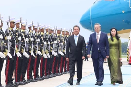 The welcome ceremony for Party General Secretary To Lam (centre) and his spouse Ngo Phuong Ly at Halim Perdanakusuma Airport in Jakarta on March 9 (Photo: VNA)