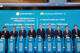 Party General Secretary To Lam (fifth from right) at the official announcement ceremony for Vietnam Airlines' direct route connecting Ho Chi Minh City and Bali resort island’s Denpasar on March 9. (Photo: VNA)