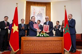 Chairman of the Vietnamese National Assembly Tran Thanh Man (left) and Speaker of the Moroccan House of Representatives Rachid Talbi Alami sign a cooperation agreement between the two parliaments in Rabat on July 25. (Photo: VNA)