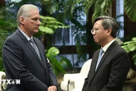 First Secretary of the Communist Party of Cuba Central Committee and President of Cuba Miguel Diaz-Canel Bermudez (L) and Vietnamese Ambassador to Cuba Le Quang Long (Photo: VNA)