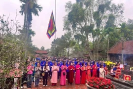 Visitors offer incense at the Con Son - Kiep Bac special national heritage site in Hai Duong province. (Photo: baohaiduong.vn)