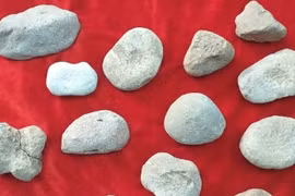 Several stone tools found during the excavation. (Photo: nhandan.vn)