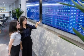 Investors are closely monitoring the stock market as the Ministry of Finance has proposed that resident individuals transferring securities would be subject to a 20% annual tax rate on taxable income. (Photo: tuoitre.vn)