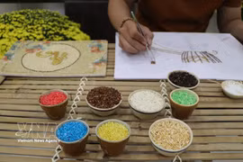 Young Mekong Delta entrepreneur transforms rice grains into artistic masterpieces