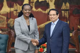 Prime Minister Pham Minh Chinh (R) receives Kenya's Cabinet Secretary for Defence Soipan Tuya in Hanoi on April 16. (Photo: VNA)