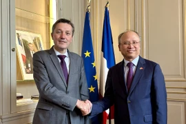Ambassador Dinh Toan Thang (R) and Bertrand Gaume, Prefect of the Hauts-de-France region. (Photo: VNA)