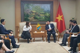 Deputy PM Nguyen Chi Dung (R) receives a delegation from the Southeast Asia Semiconductor Association in Hanoi on April 16. (Photo: VNA)