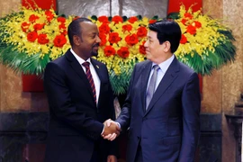 State President Luong Cuong (R) welcomes Ethiopian Prime Minister Abiy Ahmed Ali in Hanoi on April 16. (Photo: VNA)