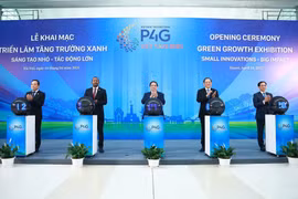 PM Pham Minh Chinh (centre) and delegates kick off the Green Growth Exhibition in Hanoi on April 16. (Photo: VNA)
