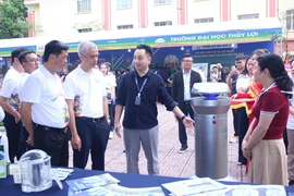 Delegates visit an exhibition of innovative products at Thuy Loi University on the World Intellectual Property Day. (Photo: hanoimoi.vn)