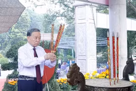Top leader offers incense at Hill 82 Tan Bien Martyrs’ Cemetery