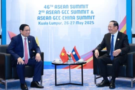Vietnamese Prime Minister Pham Minh Chinh (L) meets with his Lao counterpart Sonexay Siphandone on the sidelines of the 46th ASEAN Summit and Related Summits in Malaysia. (Photo: VNA)