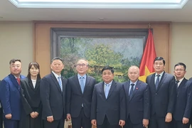 Deputy Prime Minister Nguyen Chi Dung (fifth from left) receives a delegation from Korea Telecom on May 26. (Photo: VNA)