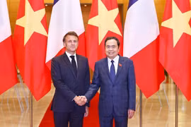 Vietnamese National Assembly Chairman Tran Thanh Man (R) and French President Emmanuel Macron (Photo: VNA)