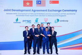 At the Joint Development Agreement Exchange Ceremony in Malaysia on May 26 (Photo: VNA)