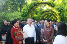 Party General Secretary To Lam (front, centre), his spouse Ngo Phuong Ly (front, left), and Singaporean Prime Minister Lawrence Wong tour the Singapore Botanic Gardens on March 12. (Photo: VNA)