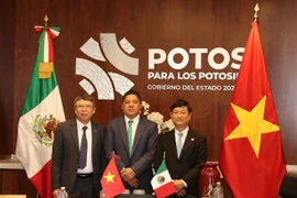 From the left: Vietnamese Ambassador Nguyen Van Hai, Governor of San Luis Potosí state Ricardo Gallardo Cardona, and Chairman of the Binh Duong provincial People’s Committee Vo Van Minh (Photo: VNA)