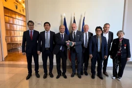 Vietnamese Ambassador to France Dinh Toan Thang (third from left) and representatives from the Pyrénées-Orientales Chamber of Commerce and Industry (Photo: VNA)