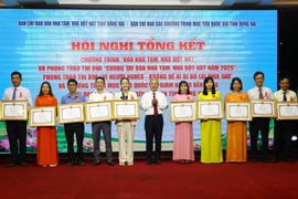 Individuals and organisations honoured for their standout contributions to the province's makeshift housing eradication and sustainable poverty reduction. (Photo: VNA)