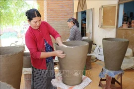 Workers produce pottery items at the Bau Truc Cham Pottery Cooperative in Phuoc Dan town, Ninh Phuoc district, Ninh Thuan province. (Photo: VNA)