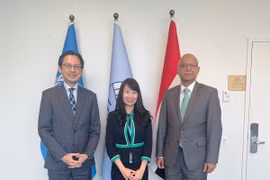 Ambassador Do Hung Viet (L), Dr. Nguyen Thi Lan Anh (C), and Iraqi Ambassador Abbas Kadhom Obaid Al-Fatlawi. (Photo: VNA)
