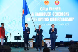 At the handover ceremony of the AMMS Chairmanship on October 17 (Photo: VNA)