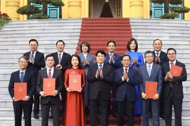 State President Luong Cuong (centre) and the newly-promoted ambassadors (Photo: VNA)