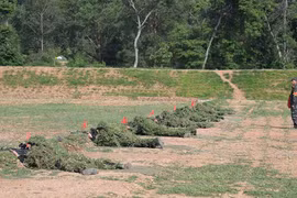 Vietnamese soldiers practice shooting. (Photo: qdnd.vn)