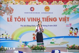 Vila Xaynhavong from the Nguyen Du Lao-Vietnamese bilingual school in her Vietnamese storytelling performance at the ceremony (Photo: VNA)