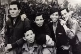 Reporter Le Nam Thang of the Liberation News Agency (second from left) (Photo: VNA)