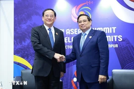 Prime Minister Pham Minh Chinh (R) and his Lao counterpart Sonexay Siphandone (Photo: VNA)