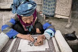 Lung Tam village keeps Hmong hemp weaving alive