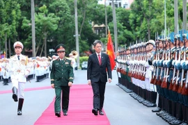Minister of National Defence General Phan Van Giang (left) hosts a welcome ceremony for his Singaporean counterpart Chan Chun Sing in Hanoi on July 22. (Photo: VNA)