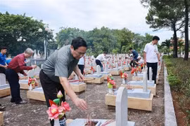 PM pays tribute to revolutionary leaders, war heroes in Quang Tri, Hue