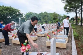 PM pays tribute to revolutionary leaders, war heroes in Quang Tri, Hue